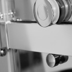 Slankiojančios dušo durys ROLTECHNIK AMBIENT LINE AMD2/1500 skirtos montuoti į nišą su sidabro spalvos profiliu ir skaidriu stiklu 150cm-voniosguru.lt